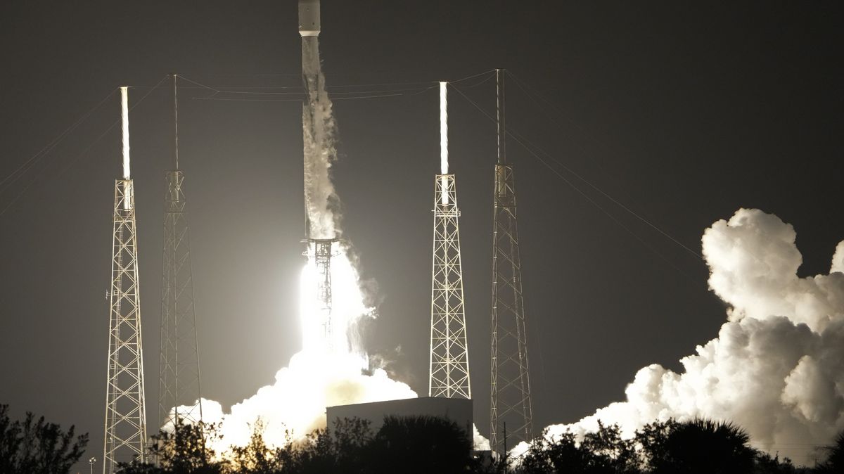 Raketa Falcon 9, jež má k Měsíci vynést lunární vozítko Rašíd, odstartovala